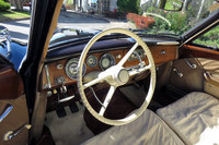 
	「3200S」のインストゥルメントパネルまわり。シフトはコラム式。ステアリングホイールの左側に見えるT字形のバーがサイドブレーキだ。
	