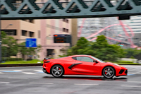 雨の横浜を行く「C8コルベット」。500PS級の、ミドシップの、後輪駆動のクルマながら、普通に走っているぶんには不安感は一切ない。（写真：荒川正幸）