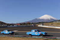 2019年12月8日のニスモフェスティバルにおいて、富士スピードウェイを走る「グロリア スーパー6」（右）と「スカイラインGT」（左）。グロリアのドライバーは和田孝夫氏が務めた。