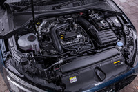 最高出力110PS、最大トルク200N・mを発生する1リッター直3ターボエンジン「30 TFSI」。ベルト駆動式のオルタネータースターターと48Vリチウムイオンバッテリーを用いたマイルドハイブリッドシステムが組み込まれている。