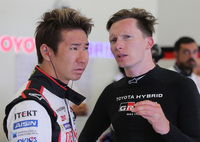 その好調ぶりから、優勝への期待が大いにかかった小林可夢偉（写真左）だったが……。