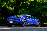 オールアルミのモノコックシャシーにかぶせられるボディーはオールグラスファイバー。車両重量は1470kgに抑えられている。