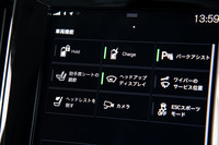 バッテリーの残量はある程度調整が可能で、インストゥルメントパネルのタッチスクリーンで「ホールド」を選べば、その時点でのバッテリー残量を保持しながら、「チャージ」を選べばバッテリーを充電しながら走ることができる。