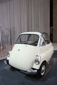 「BMWイセッタ」のオリジナルである「イソ・イセッタ」。BMW版とはヘッドランプの位置が異なる。