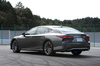 今回のマイナーチェンジは快適性の向上とインフォテインメントシステム、ADASの進化に力点を置いたもの。正式発表前のモデルということで、詳細なスペックは明らかにされなかった。