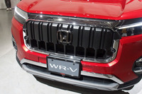 「WR-V」の純正アクセサリー装着車。縦基調のフロントグリルとブラックの「H」マークエンブレム、フロントロアーガーニッシュなどで力強さと存在感が強調される。