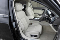 シート表皮には標準でバルコナレザーを採用。試乗車には専用のルーフライニングやパステルシルバーの内装色などからなるセットオプション「Audiデザインセレクション パステルシルバー」が採用されていた。