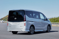 リアウィンドウ部分が独立して開閉する「デュアルバックドア」を全車に標準装備している。