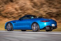 「メルセデスAMG SL43」のパフォーマンスについては、0-100km/h加速4.9秒、最高速275km/hと公表される。