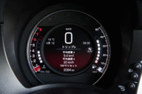 メーターは中央部にインフォメーションディスプレイを備えた単眼式。走行モードに応じて表示が切り替わる。（写真をクリックすると、2種類の表示が見られます）
