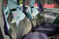 シートはヘッドレスト一体型。表皮はフラットニットとベルベットベロア、ワッフル織のファブリックなどが組み合わされている。