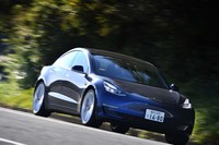 サスペンションは、フロントがダブルウイッシュボーン式でリアがマルチリンク式。エアサスは用意されない。