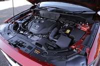 2.2リッター直4ターボディーゼルエンジンには、ノック音を低減するナチュラル・サウンド・スムーザーに加えて、ノック音の発生そのものを抑制するナチュラル・サウンド周波数コントロールが採用された。