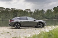 ボディーサイズは全長×全幅×全高＝4805×1865×1485mmで、ホイールベースは2785mm。全体的なスタイリングはワゴンのようでありながら、リアエンドを下げることでトランクリッドがあるセダンのように見せている。