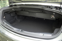 トランクルームの容量は、ソフトトップを開けたときが385リッターで、閉めたとき（写真）が310リッター。