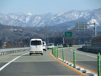 美しい山々をバックに暫定2車線を走る。