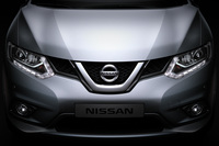 「Vモーショングリル」とは、日産のエンブレムとメッキなどのV字の装飾を組み合わせたグリルデザインのこと。写真は3代目「エクストレイル」のもの。