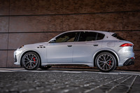 写真のボディーカラーは15万円の有償色「ビアンコアストロ」で、これを含め「グレカーレ トロフェオ」には、全5種類の外板色が設定される。