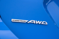 テールゲートに装着される「SYMMETRICAL AWD」のバッジ。長らく駆動方式は4WDのみだった「XV」だが、新型にあたる「クロストレック」では、およそ11年ぶりにFF仕様が復活することとなった。