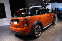 フランスでいう「コントりもん」とは、「MINIカントリーマン」のことだった。現行（2代目）モデルにとってデビューの場となった2016年ロサンゼルスモーターショーにて。