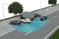 「オートブレーキ機能付きCTA」の作動イメージ。駐車スペースから後退して出庫する際に、接近する車両や歩行者の存在を検知する。