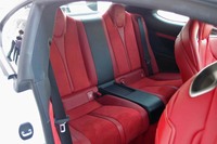 前席と同様、セミアニリン本革とアルカンターラで仕立てられた「RC F“パフォーマンスパッケージ”」の後席。定員は2人となっている。