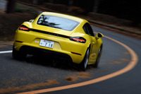 テスト車の「718ケイマン」には、リアアクスルのトルク配分を調節しコーナリング性能を高める機能「ポルシェトルクベクタリング」が搭載されていた。