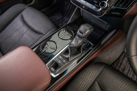 トランスミッションは、ハイブリッド車には疑似的な10段変速が可能なCVTが、2リッターターボ車には8段ATが組み合わされる。