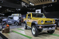 スズキブースにて「ジムニーシエラ ピックアップ スタイル」（手前）と「ジムニー サバイブ」（奥）。