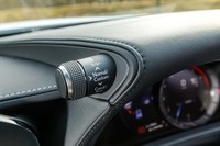 走行モードのセレクターはダイヤル式。メーターバイザーの左側にレイアウトされている。