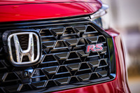 「ヴェゼルe：HEV RS」のフロントセクション。外周と内部がブラックでコーディネートされた専用のグリルとバンパーモールディング、エンブレムが採用される。