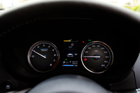 「アドバンス」のメーターは、機能的には他のグレードと共通だが、「Advance」のロゴをはじめとした青のアクセントが特徴となっている。