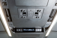 2列目頭上のスイッチ類。スライドドアやサイドシェード／ルーフシェードの開閉に加えて、天井照明のカラーリング変更（全64色）などもできる。まさに至れり尽くせりだ。