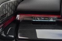 ライトなどのタッチスイッチはクリアパーツで覆われる。さすがにダイヤモンドカットの「7シリーズ」と比べると少し簡素な仕上げだ。