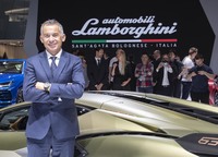 「シアンFKP 37」を前に笑顔を見せる、マウリツィオ・レッジャーニ氏。電動化モデルの開発については、「まだ最初の一歩踏み出したばかり」と語る。