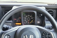 スピードメーターを中心に据えた計器盤。どこか、昭和レトロなムードがただよう。