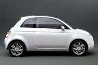 2004年3月のジュネーブモーターショーで発表されたフィアットのコンセプトカー「トレピウーノ」。特徴的なエクステリアデザインは、フィアットのチェントロスティーレ（デザイン部門）が担当。1957年に登場したヌオーバ チンクエチェントと呼ばれる2代目「500」がモチーフになっている。