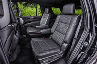 2列目シートには前後、左右、上下のすべての方向においてゆとりある空間を確保。後席用エアコンにシートヒーター、リアエンターテインメントシステム、USB Type-Cポート……と、快適装備は充実している。