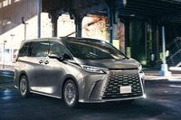 レクサスブランドの高級MPV「LM」はショーファードリブンに特化。国内仕様車のシートレイアウトは2列シートの4人乗りのみとなる。車両本体価格は2000万円。