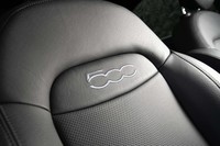 バックレストには「500」のステッチがあしらわれている。