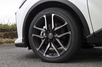 専用デザインの19インチアルミホイール。ホワイトのフロントブレーキキャリパーは「GR」ロゴでドレスアップされている。