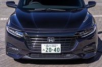 フロントグリルやバンパーなどに、日本専用デザインを採用している「インサイト」。グリルとヘッドライト上部をつなぐ“クロームバー”が、最近のホンダ車に共通する印象をもたらす。