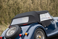 ソフトトップの操作はもちろん手動で、キャビン後方とAピラーのロック、ならびに各部のホックを外してシート後方に折りたたむ。2019年ごろに登場したタイプで、以前のものより格段に操作が楽になった（それでも大変だが）。