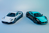 「マセラティMC20イコーナ」（左）と「MC20レッジェンダ」（右）。