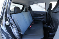 フロント同様、リアシートもブラックとミディアムグレーのツートンカラーとなる。60：40の分割可倒式。