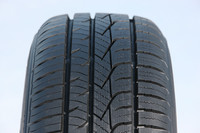 「CFt」の左右非対称なトレッドパターン。外側（写真左側）は夏タイヤ性能を重視した形状で、対する内側は冬タイヤ性能を重視したものとなる。