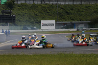 工場見学の翌日、鈴鹿サーキットの南コースで開催されたカート大会の様子。
    