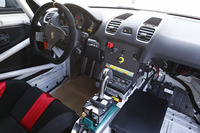 骨格がむき出しのコックピット。ポルシェ・モータースポーツのステアリングの背後には、アルカンターラで覆われたシフトパドルが備わる。