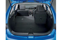 
	「アクセラスポーツ」のラゲッジスペース。リアサスペンションの車内への張り出しを抑え広くした。床下にも収納スペースが設けられる。分割可倒式の後席を倒せばさらに広々。
	 