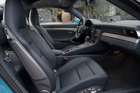 「911カレラSクーペ」のインテリア。伝統のヘッドレスト一体型のスポーツシートが備わる。